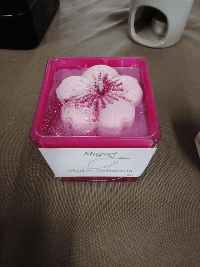 Bougie 250 ml, muguet, cube fuschia